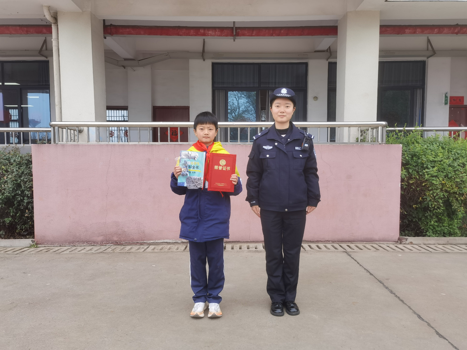 小小“雷锋”真优秀！小学生拾金不昧获民警表扬