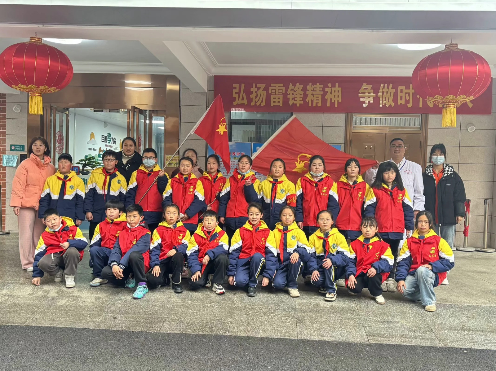 湘锰小学：走进老年医养中心开展“学雷锋”活动