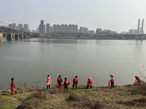 熙春路社区开展党建引领“保护母亲河 我们在行动”志愿服务活动