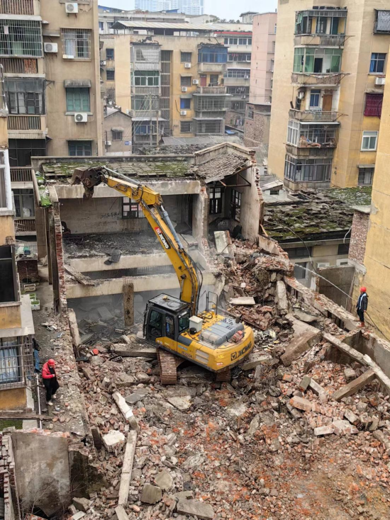 【我为群众办实事】雨湖区城乡投：拆除危房消隐患，心系群众保安全
