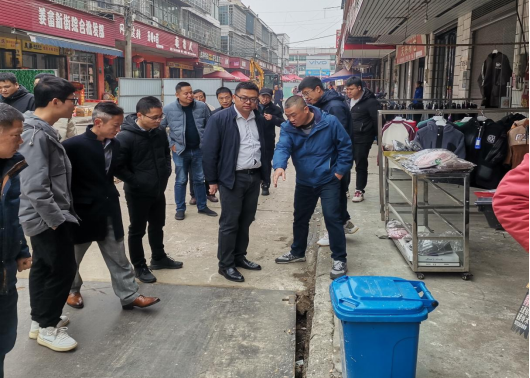 【心连心走基层、面对面解难题】区住建局修缮姜畲新街破损道路