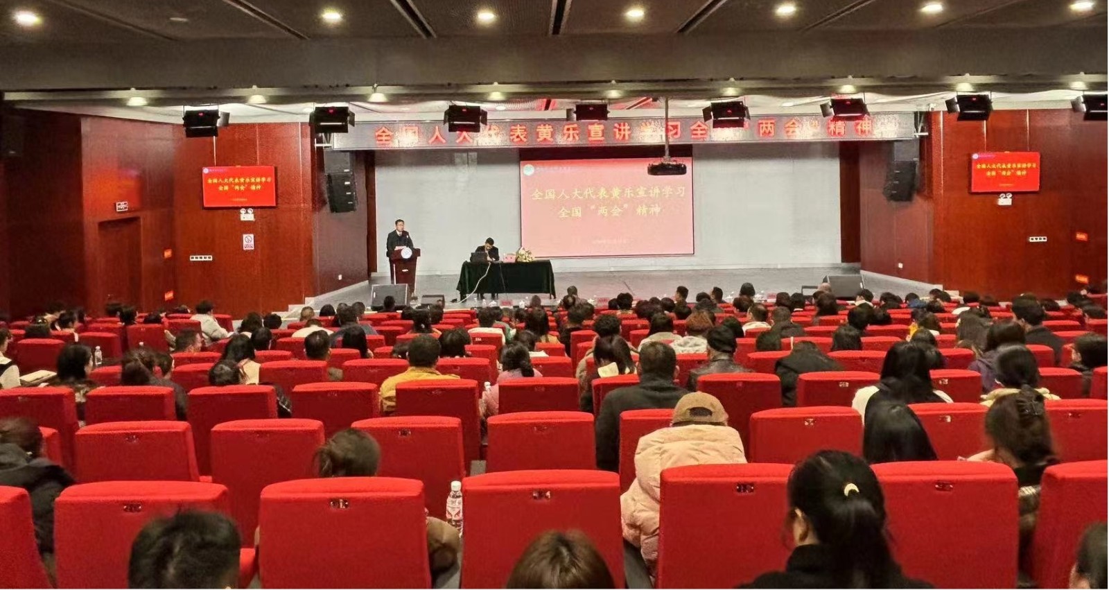 和平街道：全国人大代表黄乐传达宣讲全国两会精神