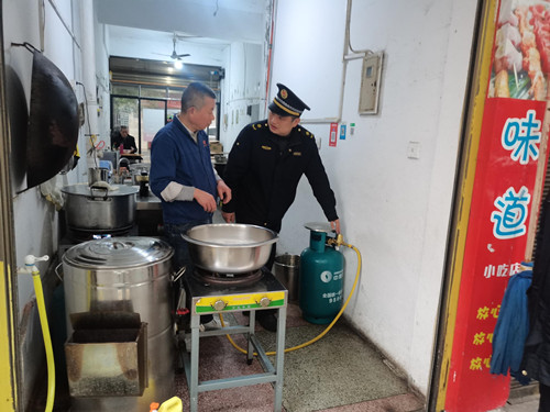 【打好安全生产翻身仗】昭潭街道城管执法中队开展燃气安全检查专项行动