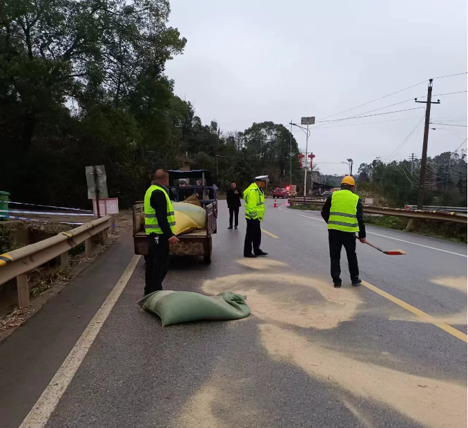 鹤岭镇：迅速处置道路油污 切实保障群众安全