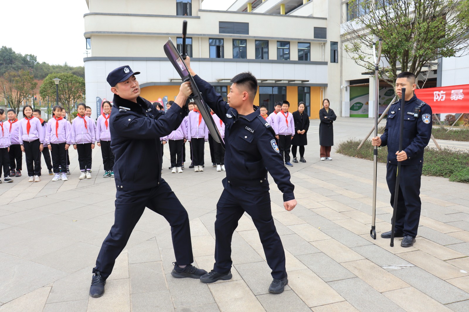 九华风车坪雅爱小学：防暴演练不松懈 童心安全有保障