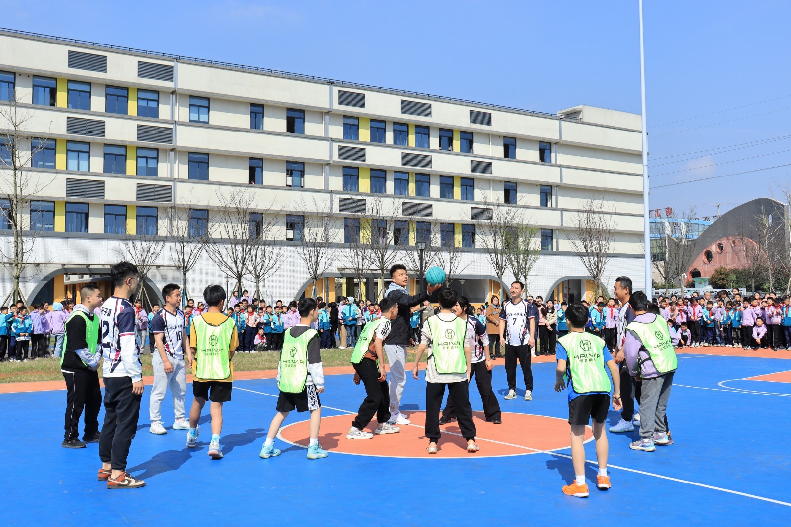 九华风车坪雅爱小学：迎“篮”而上，师生共进