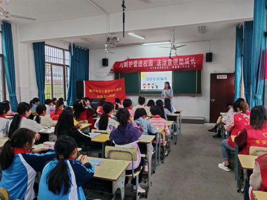 【平安雨湖】姜畲镇：利剑护蕾进校园 法治宣讲助成长
