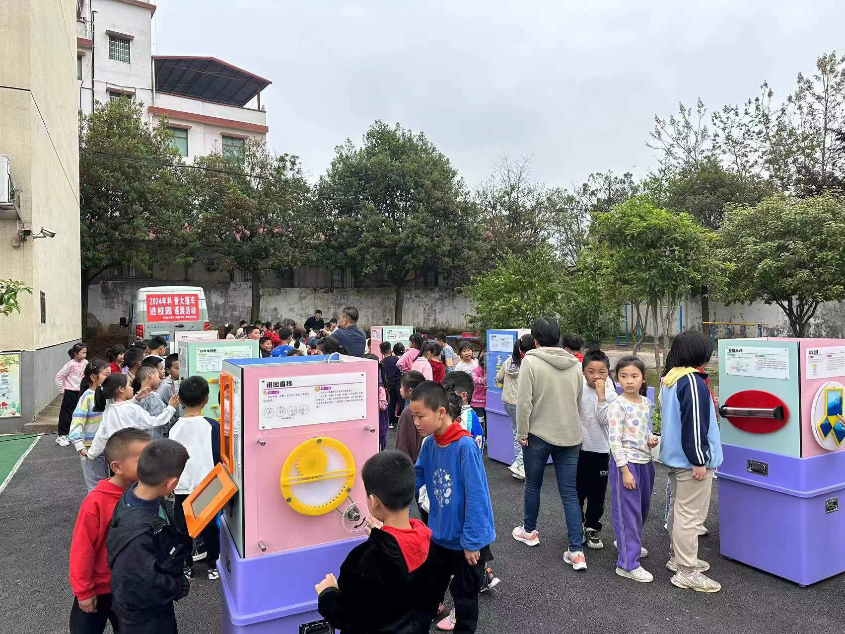 雨湖区开展科普大篷车进校园巡展活动