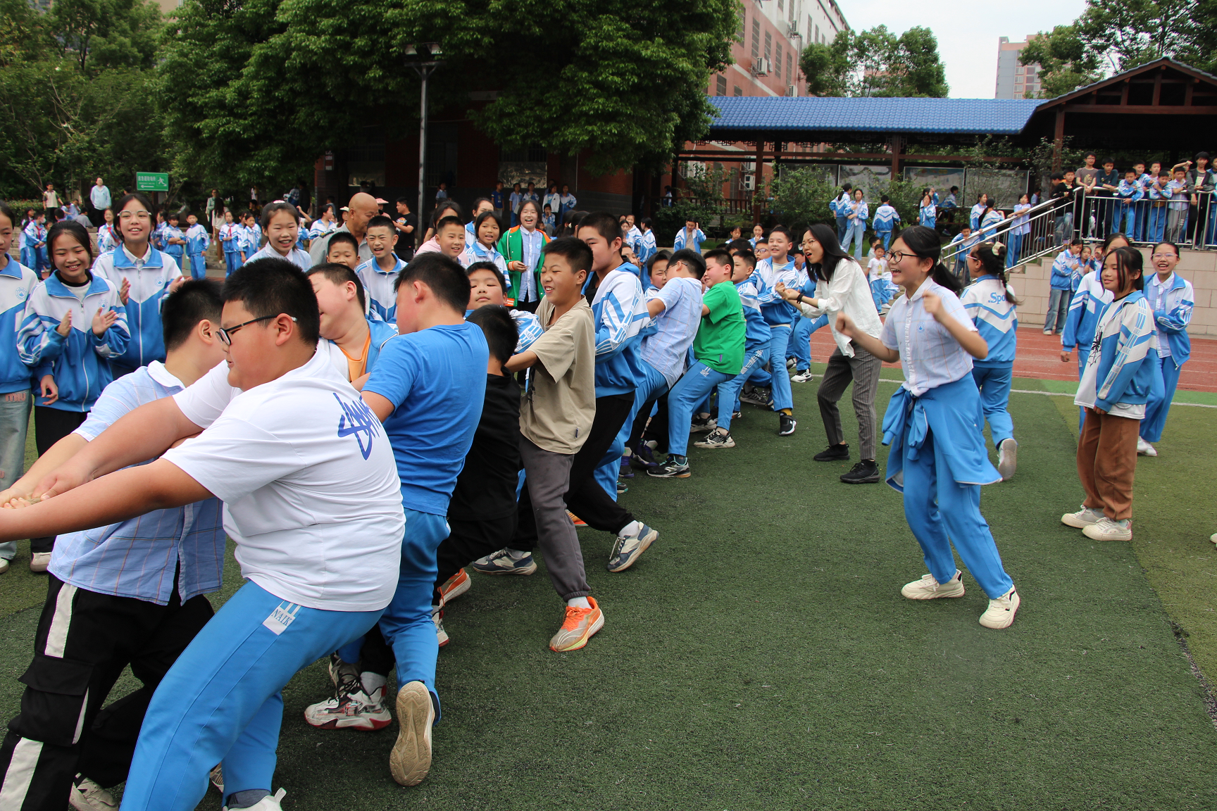 九华吉利学校六年级拔河比赛展风采