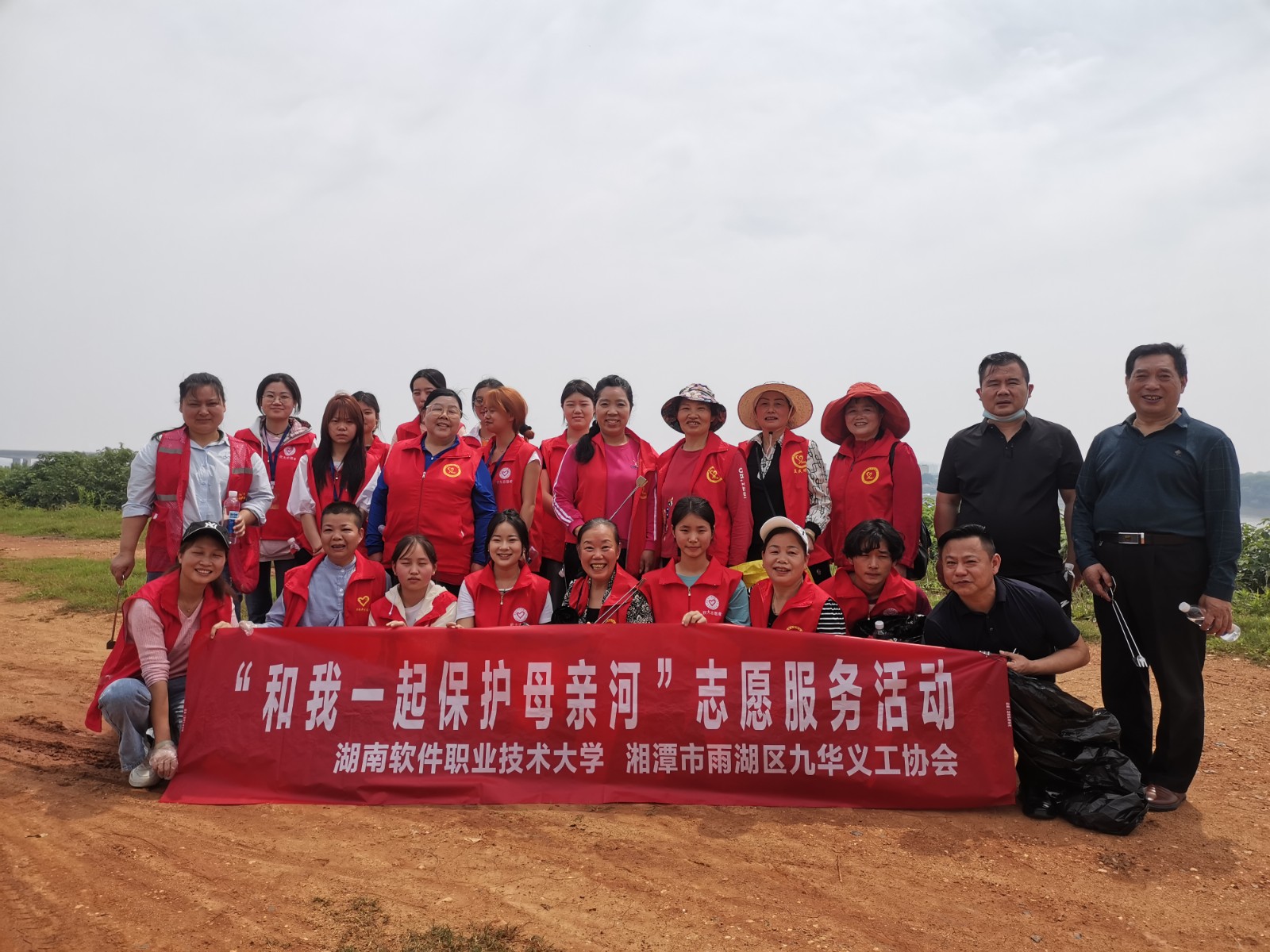 守护一江碧水 “河小青”在行动