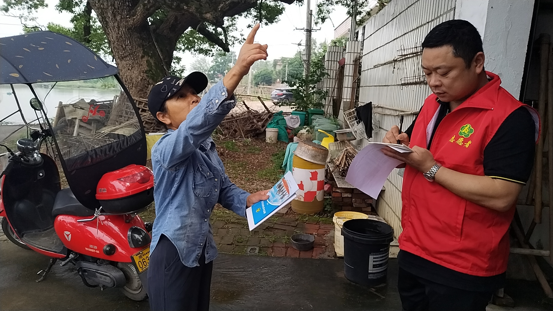 雨湖区残联：干部进区块 暖心送关爱 实地解难题