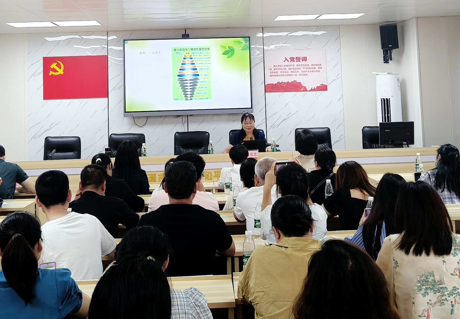 雨湖区：代表委员观摩指导“向阳花”行动家庭教育宣传周专场活动