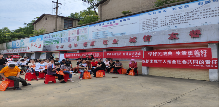 关爱未成年人成长——2024年“送戏下乡”文艺演出走进楠竹山镇