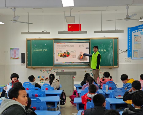 富强社区：全力保障铁路安全，线下线上齐发力