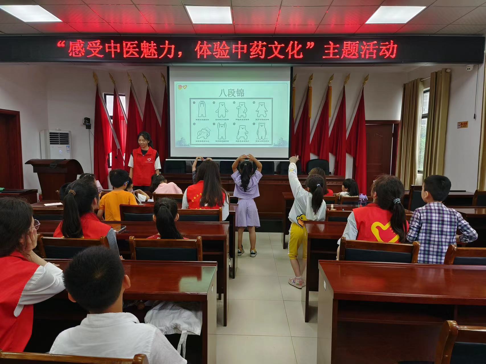 和平街道社工站开展“感受中医魅力，体验中药文化”主题活动