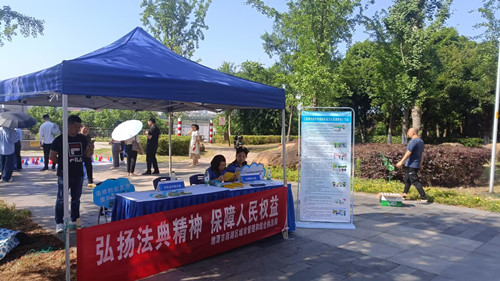 区城管执法局开展民法典暨城市管理法规宣传活动