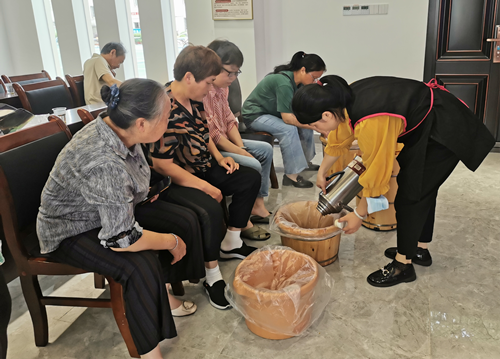 花园社区：理疗乐享健康 助残与爱同行