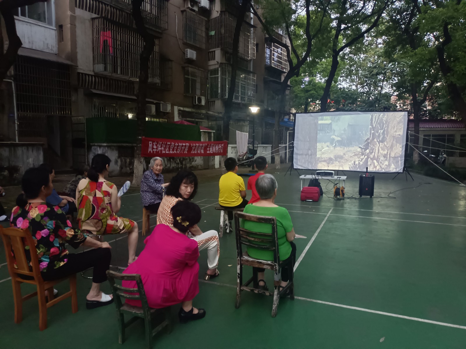 风车坪社区：党建引领新热潮，红色观影点亮心灵之光