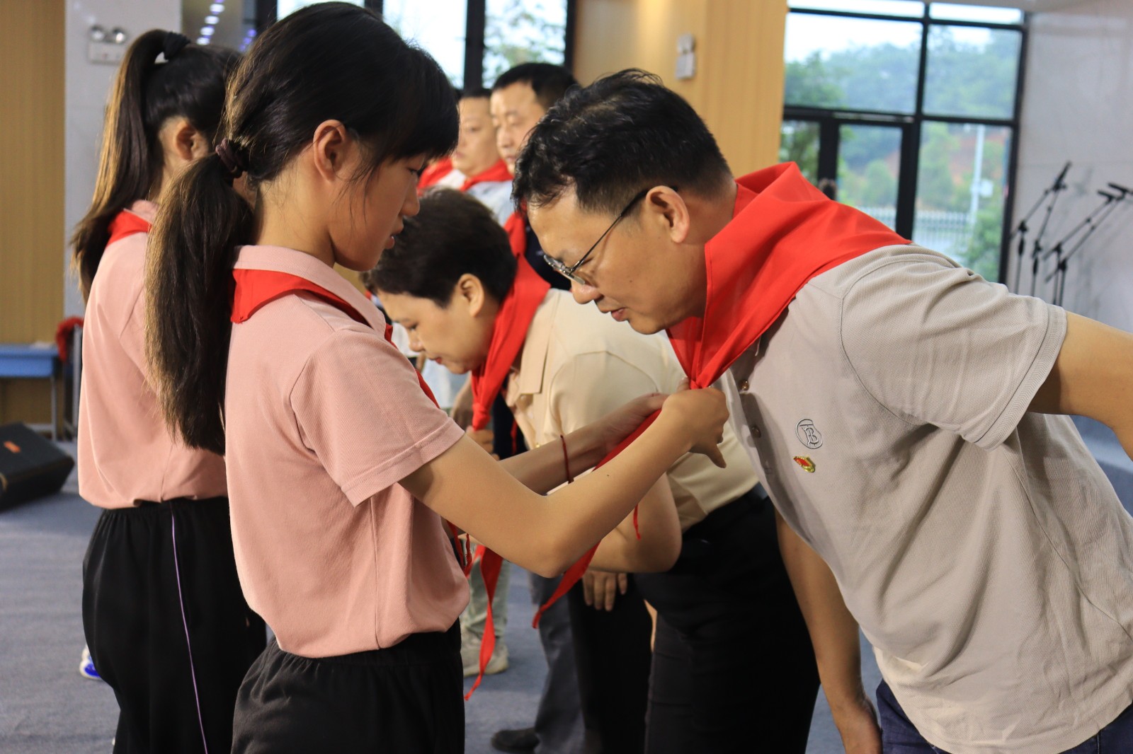 九华风车坪雅爱小学大队一年级新队员入队仪式举行