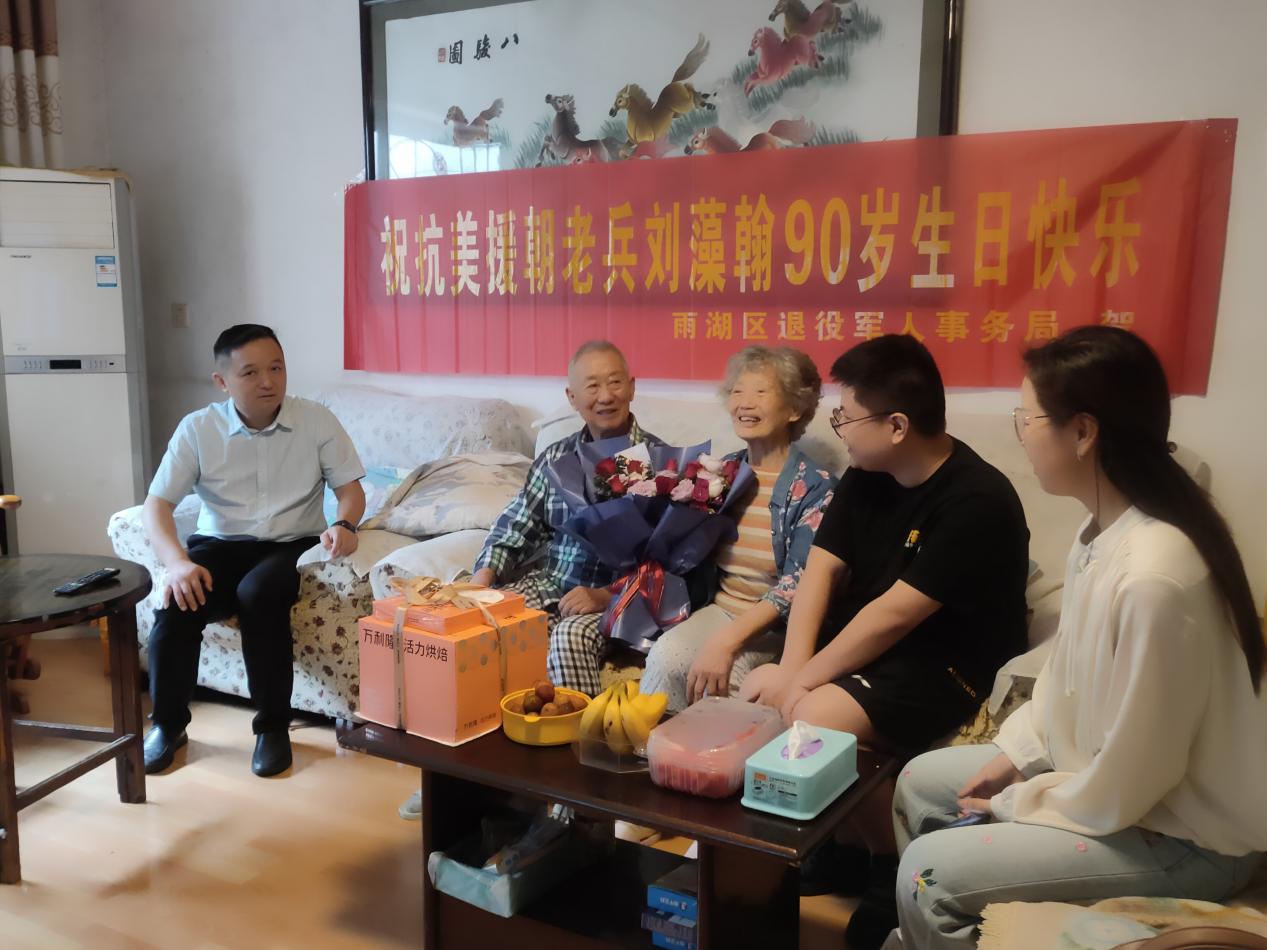 雨湖路社区：生日送关怀 情暖退役老兵心