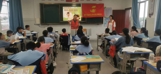 【平安雨湖】泉塘子村：“利剑护蕾·雷霆行动”普法宣传进校园
