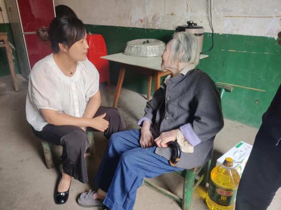 楠竹山镇开展端午节走访慰问送温暖活动