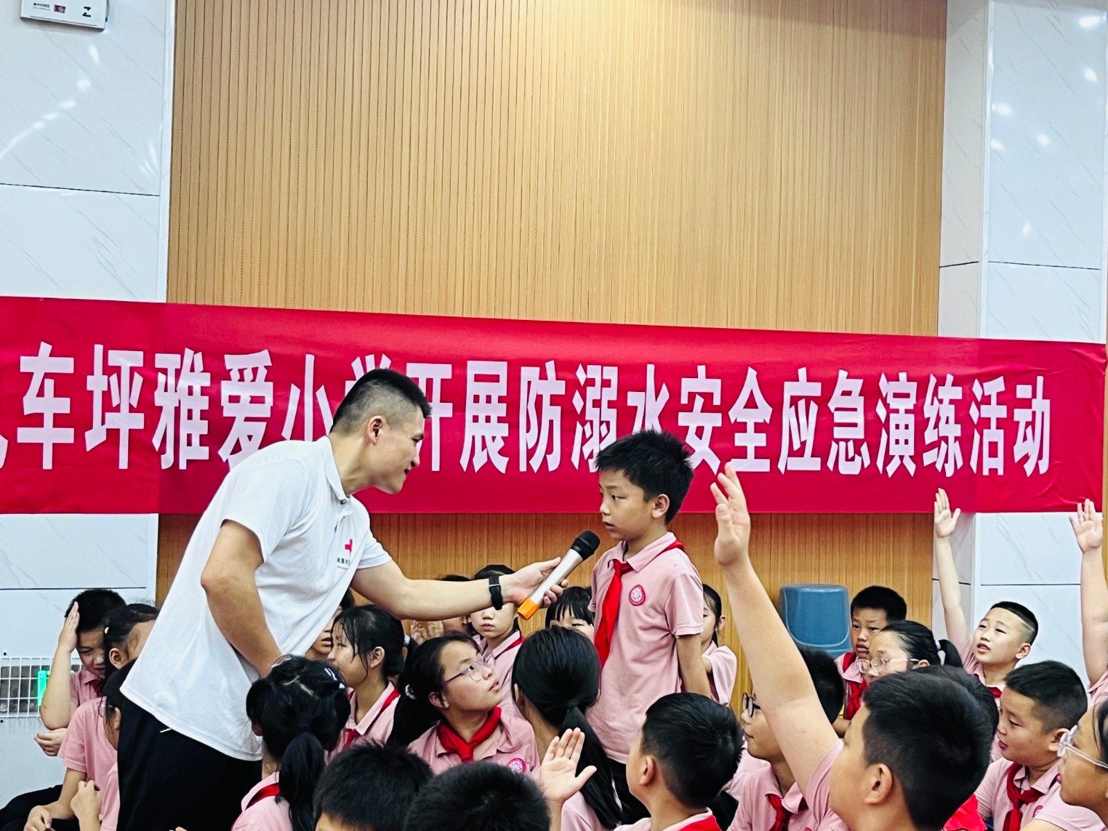 九华风车坪雅爱小学开展防溺水安全应急演练活动