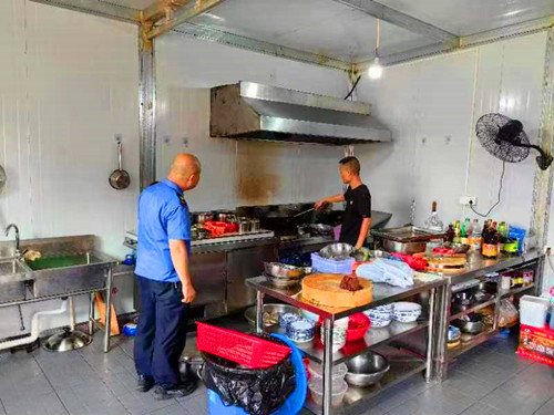 雨湖城管“蓝”：大力推进油烟治理行动守护“城市蓝”