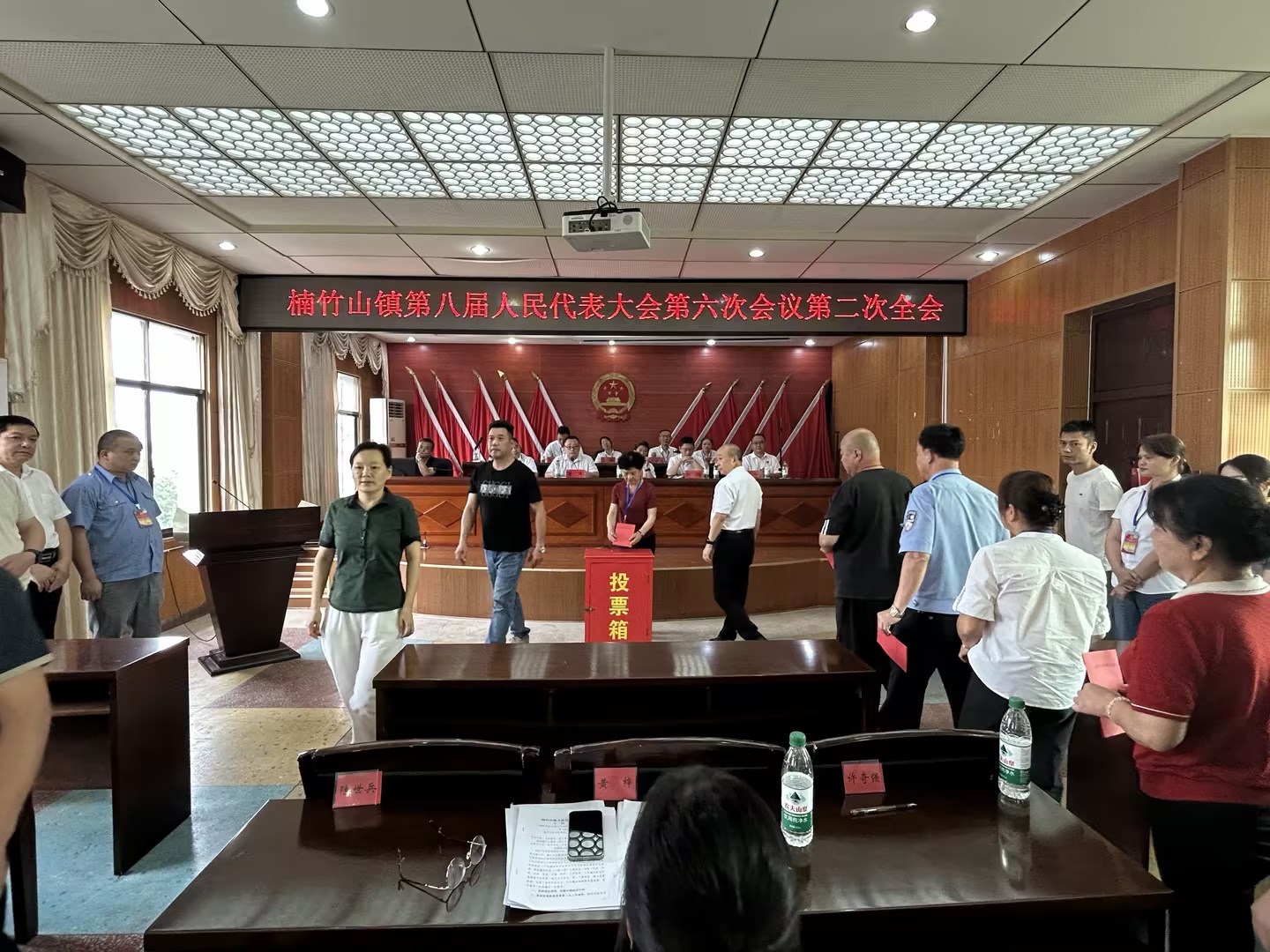 楠竹山镇第八届人民代表大会第六次会议召开