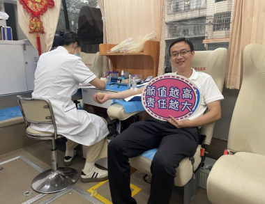 热血递温情，先锋街道开展无偿献血活动