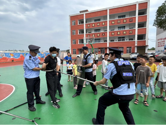 姜畲镇走进校园，开展反恐安全演练及法治教育
