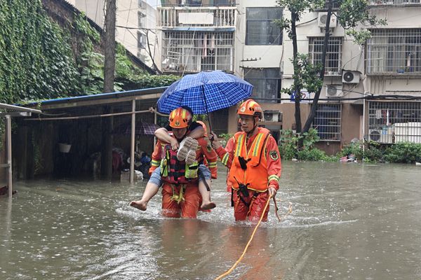 【防汛进行时】内涝严重，雨湖消防逆行救援