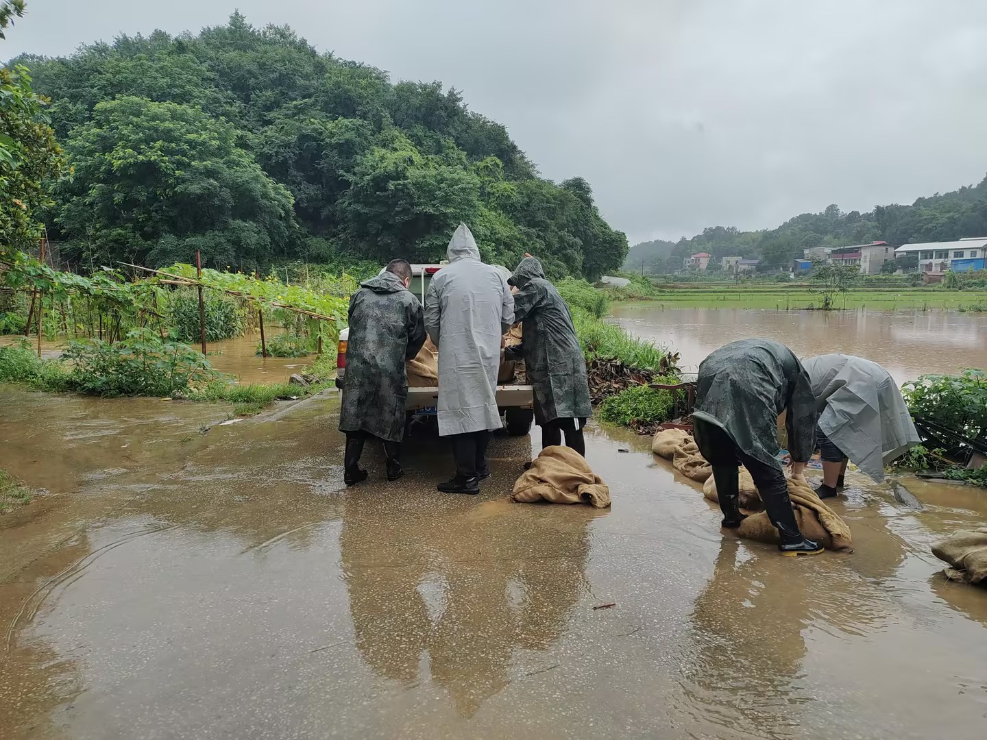 【防汛进行时】楠竹山镇退役军人服务站：退役不退后，防汛显担当