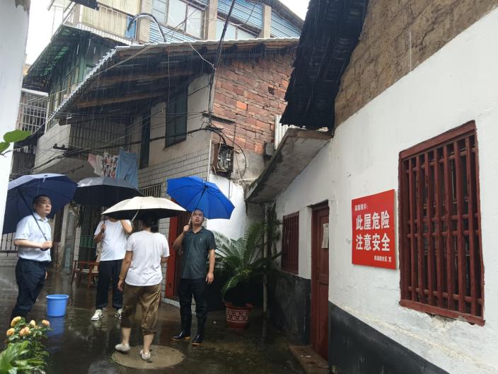 雨湖路街道：闻“汛”而动 站好防汛“首班岗”