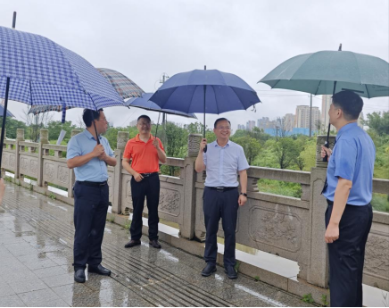 区领导带队到护潭河二级渠督导防汛工作并巡河