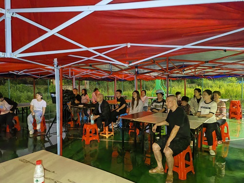 【防汛进行时】窑湾街道：暖心电影走进群众安置点
