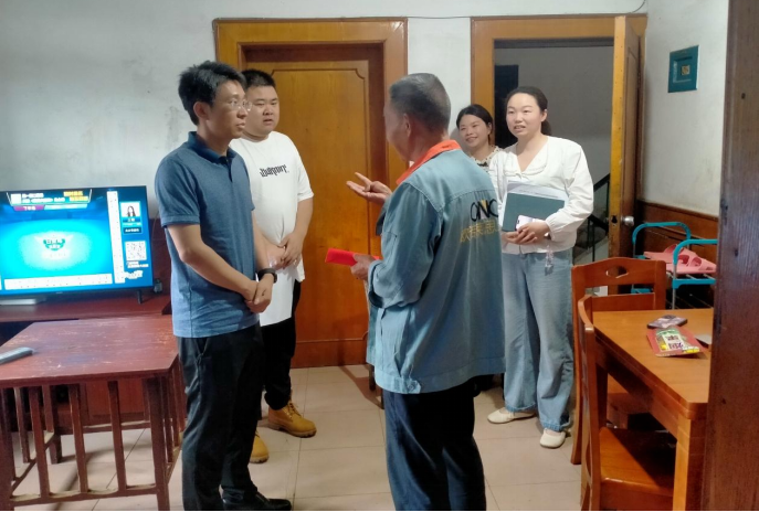 楠竹山镇：开展“七一”走访慰问困难党员活动