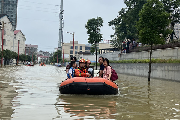 雨湖消防指战员紧急驰援湖南岳阳