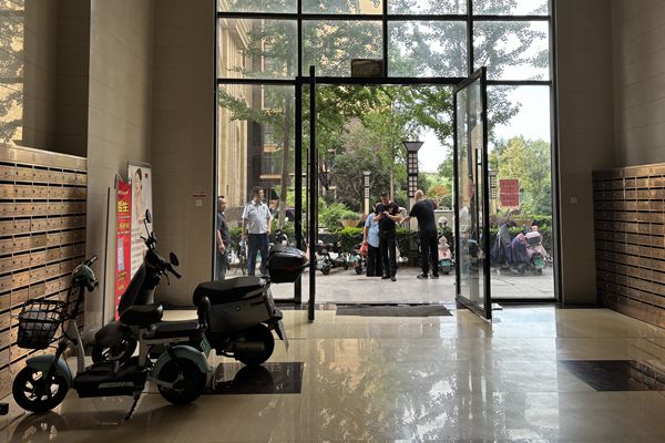 小区业主违规停放电动车、占用疏散通道被警告处分