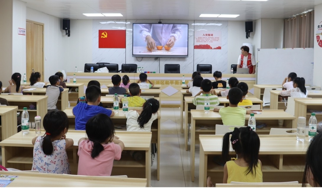 民乐社区开展青少年自制水果发电科普实验活动