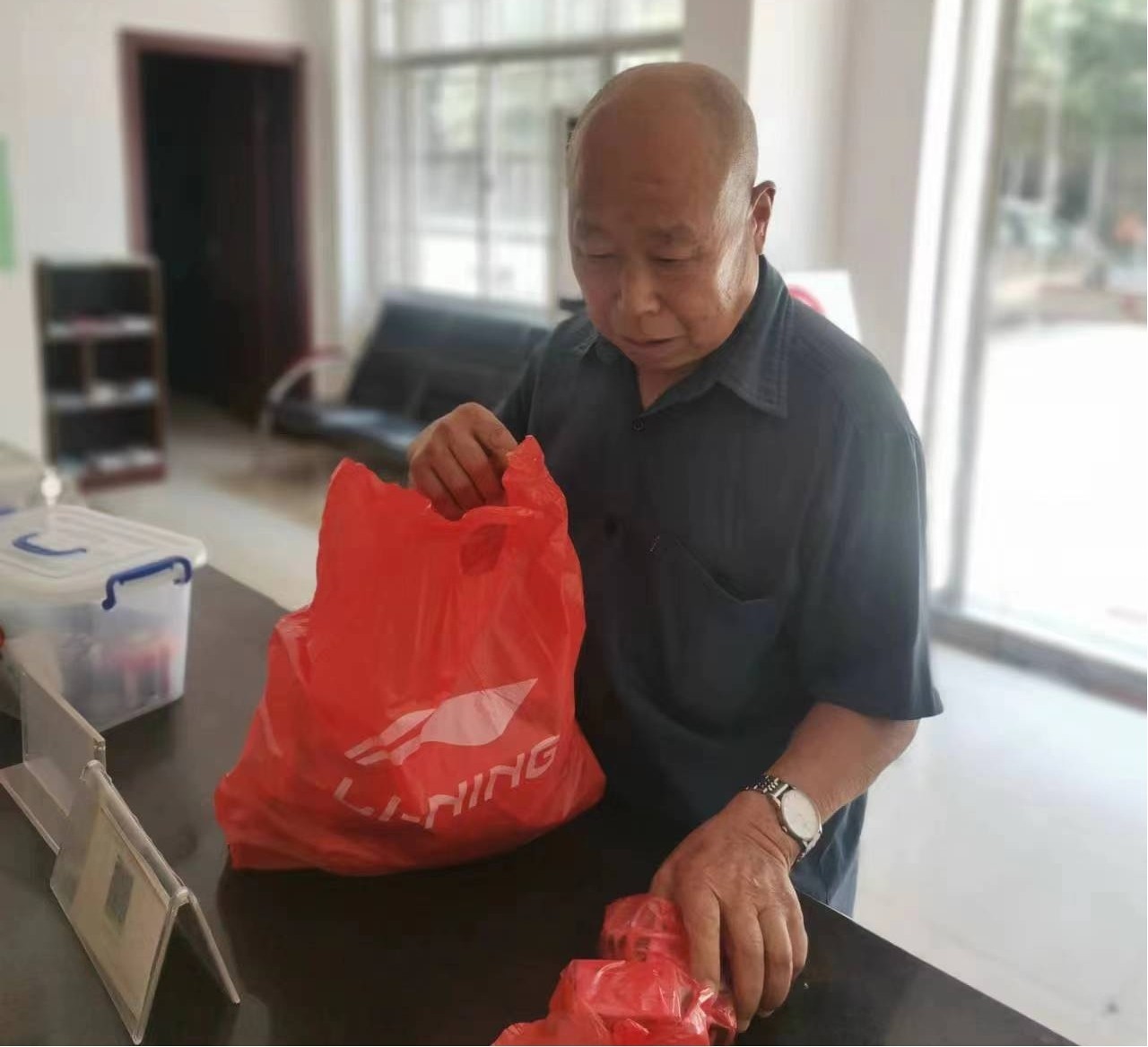 吉利社区：社区老人酷暑送清凉，关爱保洁暖人心