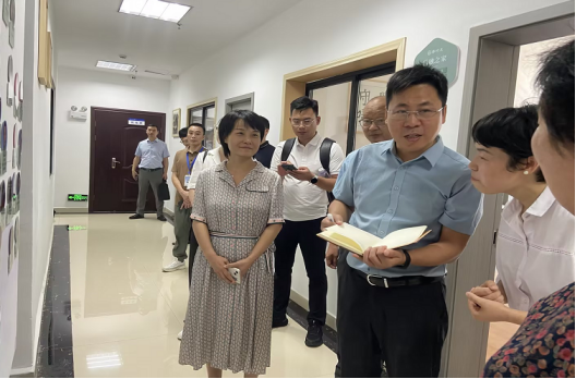 新华社《瞭望》周刊社一行来雨湖区调研社区养老工作