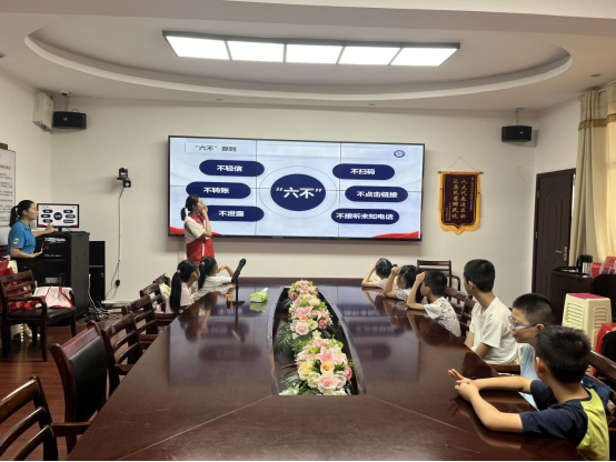 公园社区：开展青少年网络安全宣讲活动