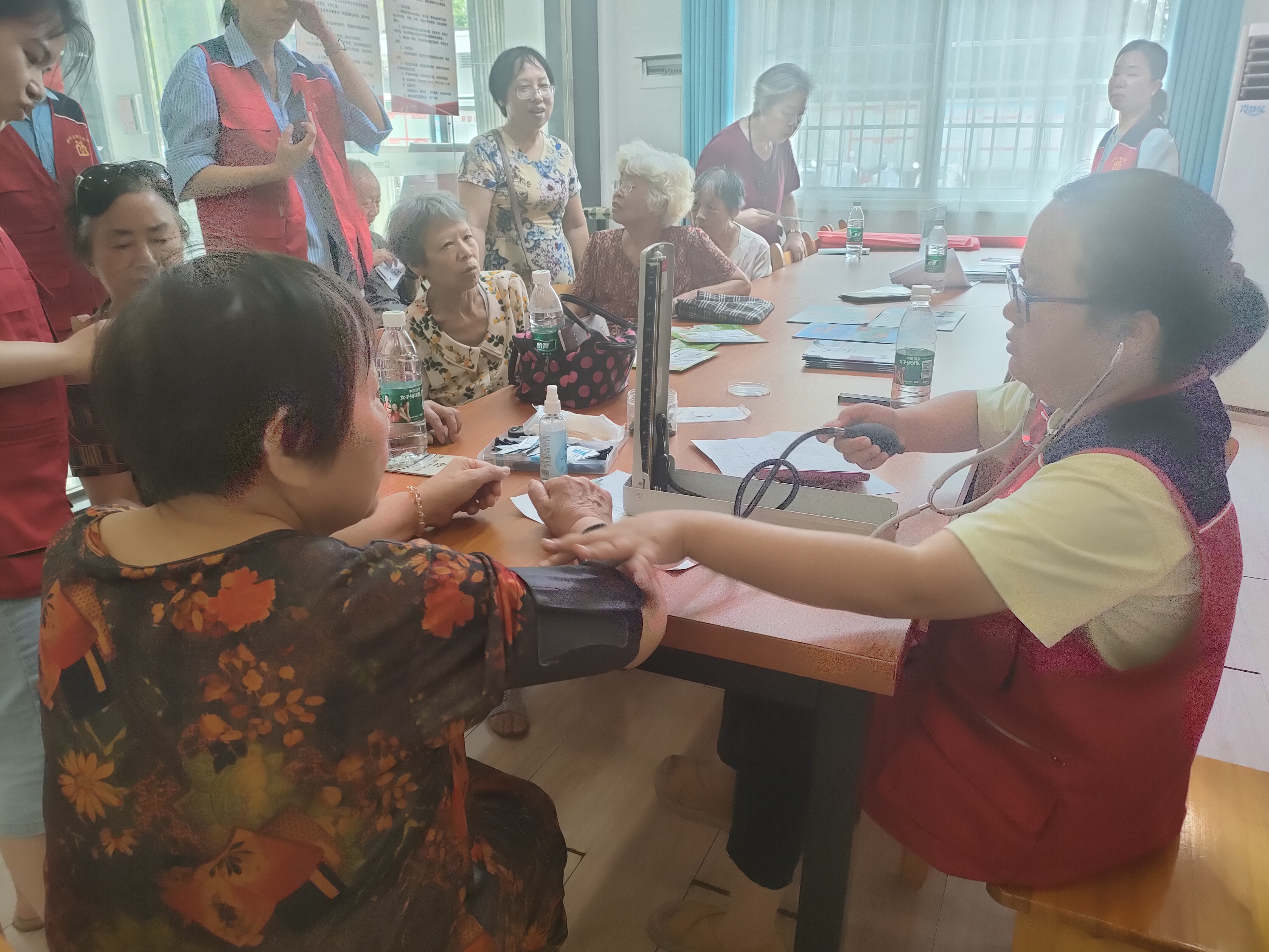 爱国社区：健康宣讲进社区，服务居民暖人心