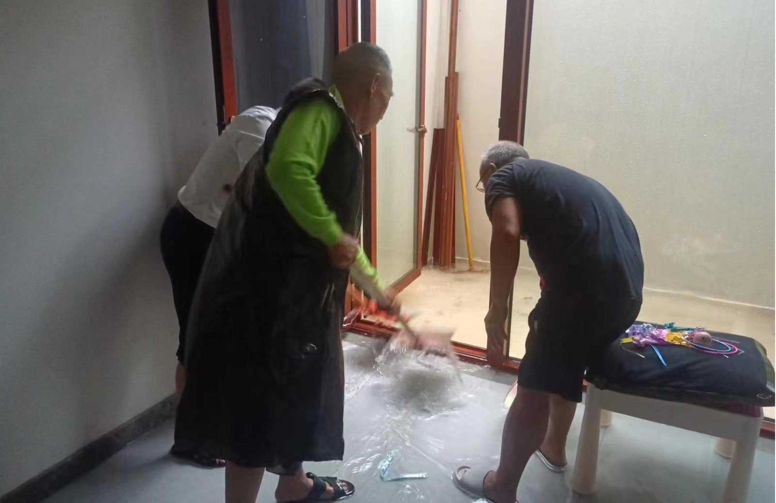 桃李社区：社区齐心抗内涝，共筑家园新篇章