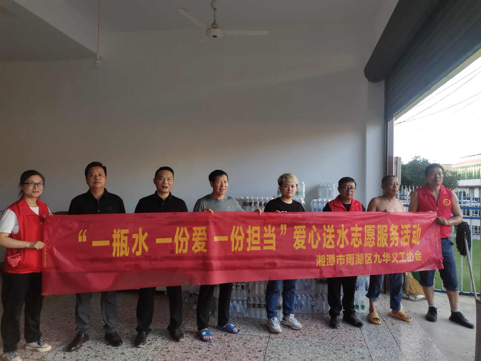九华义工协会：爱心送水 彰显社会担当