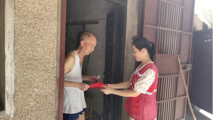 楠竹社区：开展“传承荣光，情暖八一”关怀慰问退伍军人活动