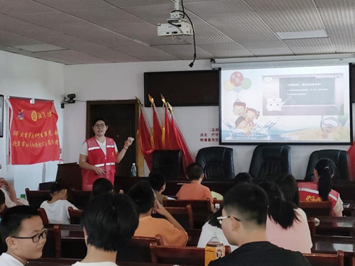 红旗村：开展“珍爱生命，拒绝溺水”安全教育活动