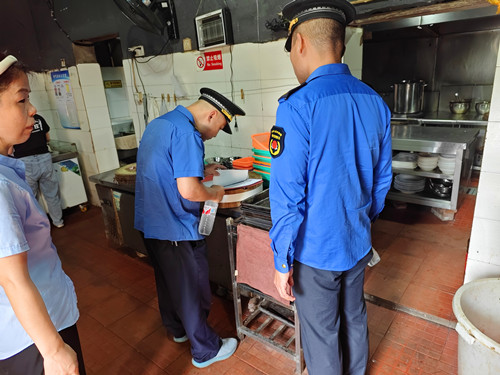 雨湖城管：在湖科大周边开展餐饮油烟专项整治行动