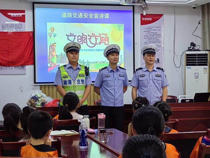 雨湖區(qū)：交通警察進社區(qū)，安全科普護成長